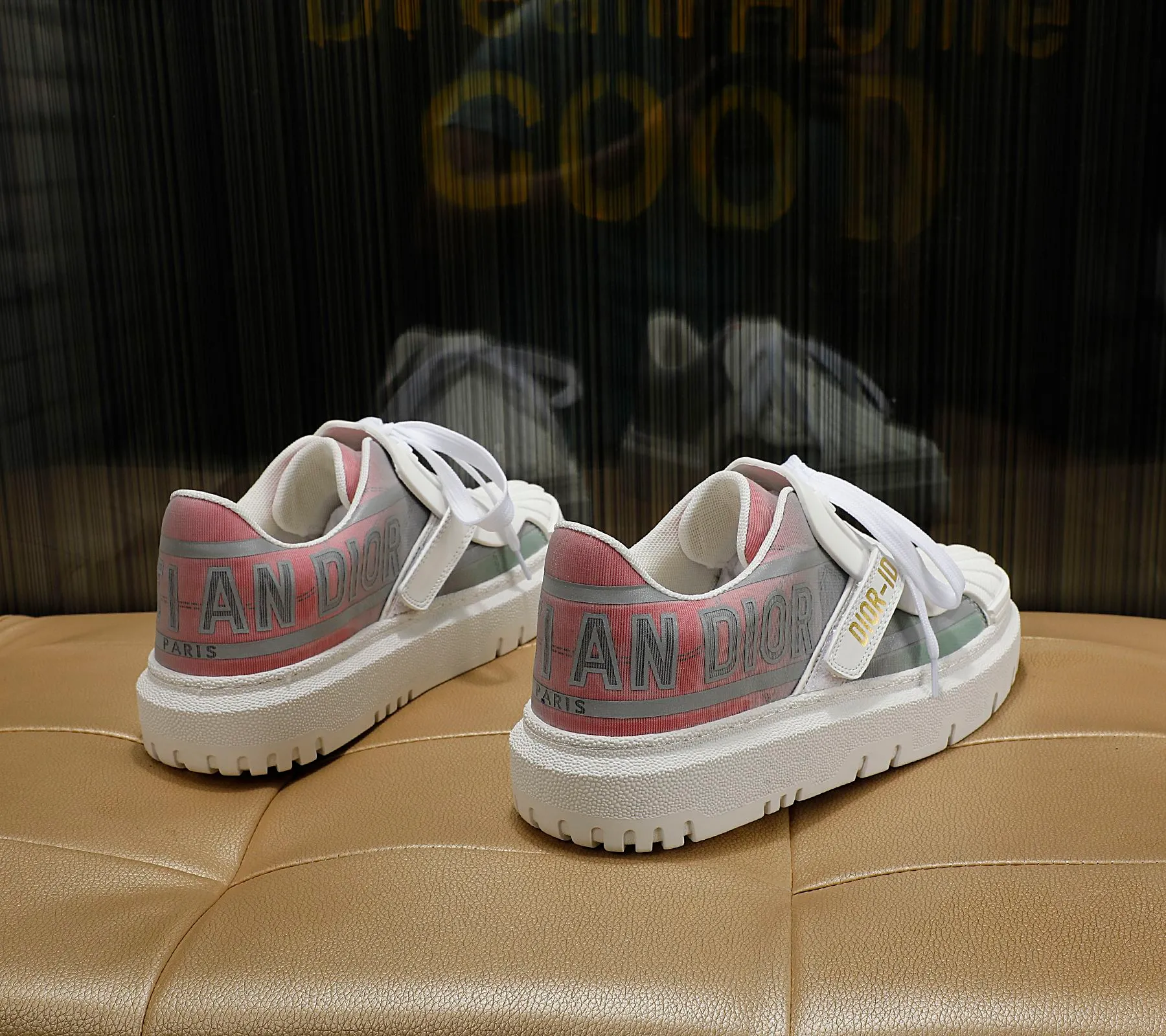 👟👟Ex-factory price 480👟👟 2021ssDior shell-toe casual white shoes, the latest letter strip layout with luminous colors, the same style as the ready-to-wear series 1️⃣Original mold opening 2️⃣Original cowhide➕Breathable mesh lining 3️⃣TPU evacuation outsole 4️⃣Injection-molded latex cowhide feet 5️⃣Full set of packaging at the counter, code number 35-40 (41 can be customized)